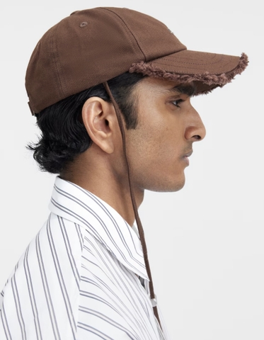 Mũ JACQUEMUS The Artichaut cap - BROWN - LES CLASSIQUES - Mũ lưỡi trai, nón kết màu nâu, có dây rút