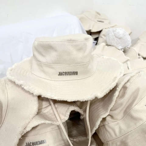 MŨ JACQUEMUS LE BOB ARTICHAUT OFF WHITE - LES CLASSIQUES - BUCKET HAT - MŨ VÀNH TRÒN MÀU TRẮNG KEM
