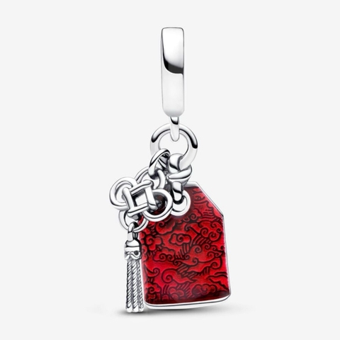 PANDORA Lucky Amulet Double Dangle Charm (Sterling silver, Ename) - Hạt trang trí vòng tay bì thư màu đỏ tráng men, chữ “ping'an” hay phiên âm “bình an”
(chỉ gồm hạt Charm - không gồm vòng tay).