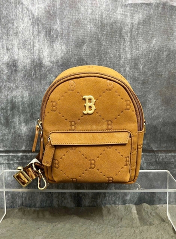 MLB DIA MONOGRAM B BOSTON MINI BACKPACK BROWN - Balo dáng nhỏ, màu nâu
