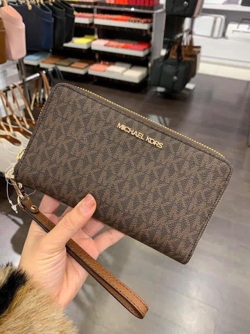 MICHAEL KORS MK OUTLET JET SET SIGNATURE LOGO SMARTPHONE WRISTLET - Ví cầm tay, đựng thẻ card, tiền, khoá kéo, dáng dài