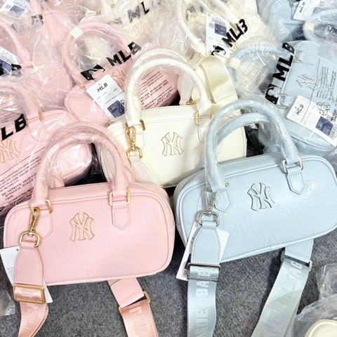 MLB Dia Monogram Hand & Cross Bag New York Yankees Cream/Blue/Pink - Túi xách, đeo chéo màu kem/xanh/hồng