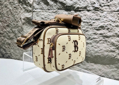 MLB DIA MONOGRAM B BOSTON BEIGE CROSS BAG - Túi đeo chéo màu be