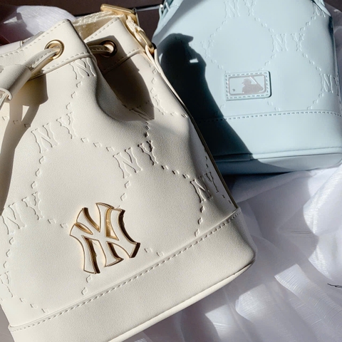 MLB Dia Monogram Bucket crossbody Bag New York Yankees Cream/Blue/Pink - Túi đeo chéo màu kem/xanh/hồng