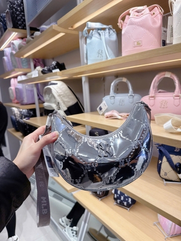 MLB Dia Monogram New Emboss Crescent Crossbody / Shoulder Bag New York Yankees Cream/Grey - Túi xách, đeo chéo màu kem/xám bóng