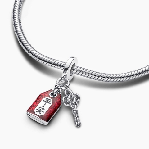 PANDORA Lucky Amulet Double Dangle Charm (Sterling silver, Ename) - Hạt trang trí vòng tay bì thư màu đỏ tráng men, chữ “ping'an” hay phiên âm “bình an”
(chỉ gồm hạt Charm - không gồm vòng tay).