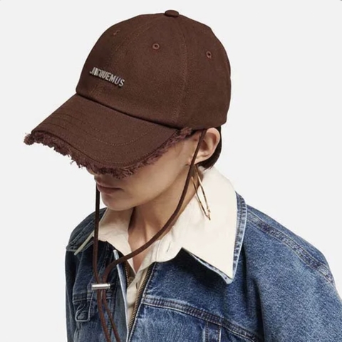 Mũ JACQUEMUS The Artichaut cap - BROWN - LES CLASSIQUES - Mũ lưỡi trai, nón kết màu nâu, có dây rút