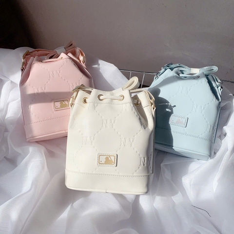 MLB Dia Monogram Bucket crossbody Bag New York Yankees Cream/Blue/Pink - Túi đeo chéo màu kem/xanh/hồng