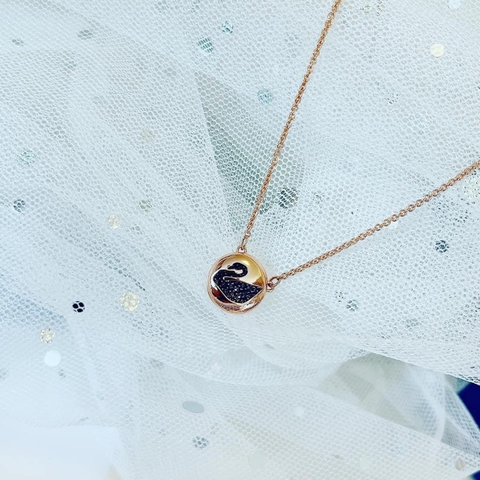 SWAROVSKI Hall Swan necklace (Swan, Rose Gold plated) - Dây cổ, dây chuyền thiên nga đen trong vòng tròn - SWAROVSKI - JEWELRY NECKLACE