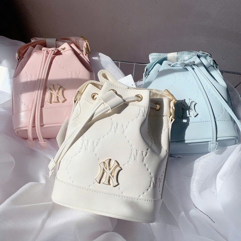 MLB Dia Monogram Bucket crossbody Bag New York Yankees Cream/Blue/Pink - Túi đeo chéo màu kem/xanh/hồng