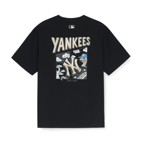 MLB New Year Snake Cartoon Graphic Overfit Short Sleeve T-Shirt New York Yankees Black - Áo thun cổ tròn tay lỡ màu đen
