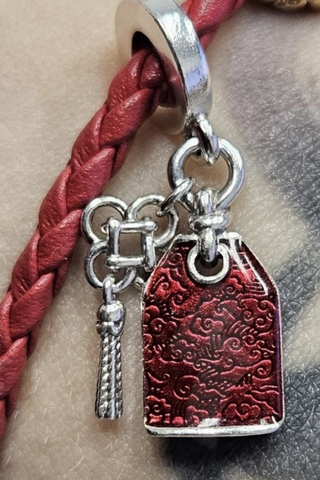 PANDORA Lucky Amulet Double Dangle Charm (Sterling silver, Ename) - Hạt trang trí vòng tay bì thư màu đỏ tráng men, chữ “ping'an” hay phiên âm “bình an”
(chỉ gồm hạt Charm - không gồm vòng tay).