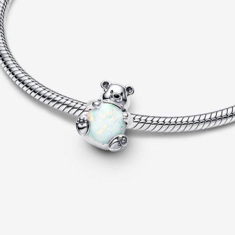 PANDORA Polar Bear Charm (Sterling silver, lab-created opal) - Hạt trang trí vòng tay hình gấu bắc cực ôm đá opal nhân tạo, bạc 925
(chỉ gồm hạt Charm - không gồm vòng tay).