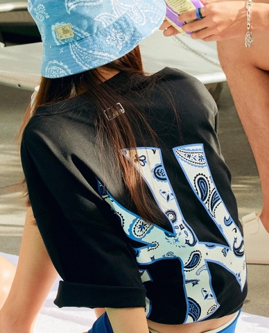 Áo Thun MLB Paisley Clipped Logo Short Sleeve New York Yankees Black 3ATSI0333-50BKS