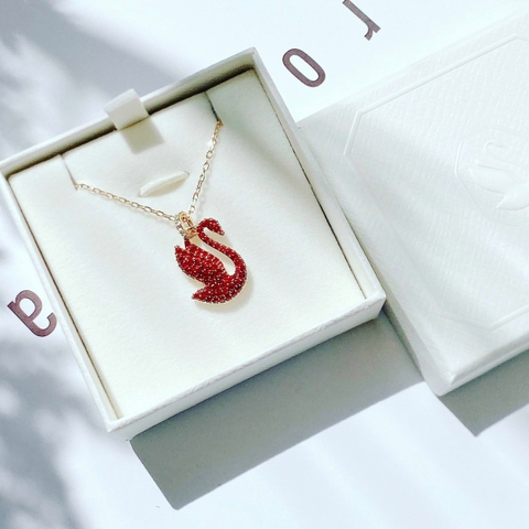 SWAROVSKI Swan pendant (Swan, Medium, Red, Gold-tone plated) - Dây cổ, dây chuyền thiên nga đỏ - JEWELRY NECKLACE