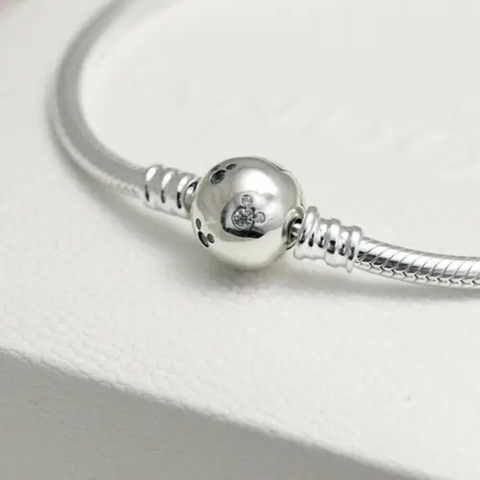 PANDORA Disney, Moments Sparkling Snake Chain Bracelet (Mickey Mouse Clasp, Silver Strerling, Clear Zirconia) - Vòng/lắc tay bạc 925, khoá tròn chuột Mickey, dáng mềm