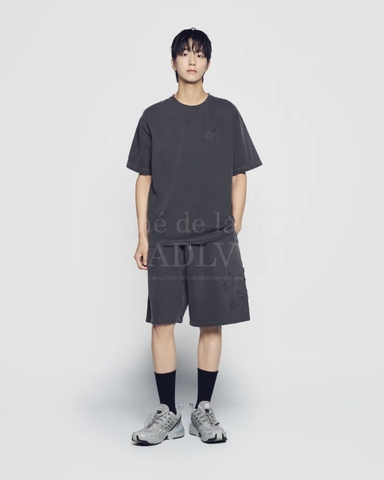 ADLV APPLIQUE LOGO PIGMENT TSHIRT CHARCOAL - Áo thun cổ tròn tay lỡ màu than chì