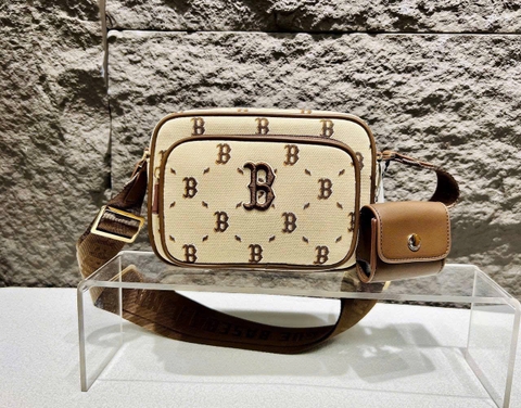 MLB DIA MONOGRAM B BOSTON BEIGE CROSS BAG - Túi đeo chéo màu be
