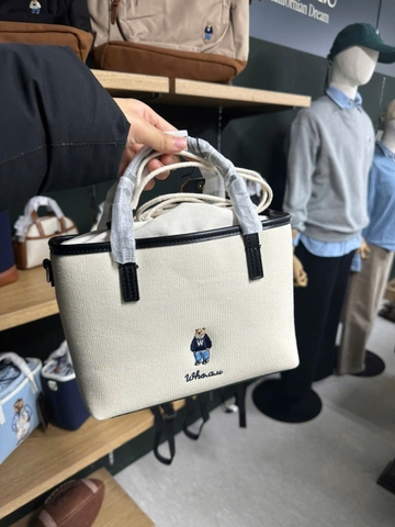 WHOAU BEAR CANVAS TOTE BAG WHITE - Túi xách có quai, đeo chéo, hình gấu, màu trắng