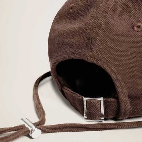 Mũ JACQUEMUS The Artichaut cap - BROWN - LES CLASSIQUES - Mũ lưỡi trai, nón kết màu nâu, có dây rút