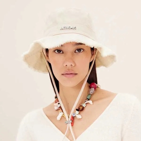 MŨ JACQUEMUS LE BOB ARTICHAUT OFF WHITE - LES CLASSIQUES - BUCKET HAT - MŨ VÀNH TRÒN MÀU TRẮNG KEM