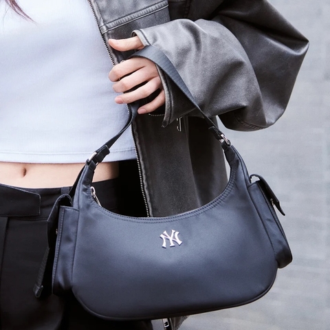 Túi MLB Nylon Cargo crossbody / shoulder Bag New York Yankees - Túi xách, đeo chéo màu đen trơn, logo ny