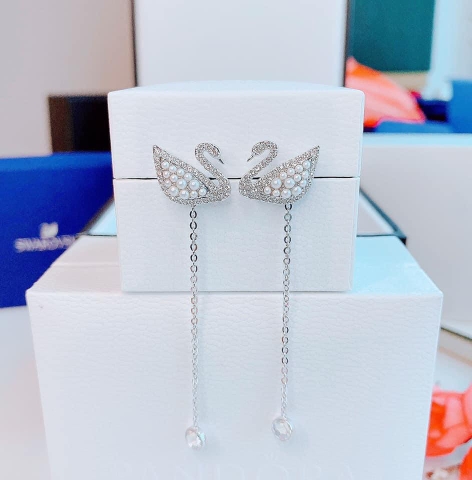 SWAROVSKI Iconic Swan Pierced Earrings  (White, Rhodium Plating) - Khuyên tai thiên nga pha lê, ngọc trai trắng - JEWELRY