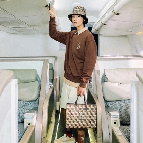 MLB CUBE MONOGRAM MEDIUM TOTE CROSSBODY BAG BOSTON RED SOX - Túi đeo chéo, quai xách, màu nâu cam