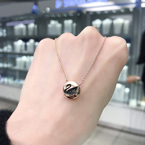 SWAROVSKI Hall Swan necklace (Swan, Rose Gold plated) - Dây cổ, dây chuyền thiên nga đen trong vòng tròn - SWAROVSKI - JEWELRY NECKLACE