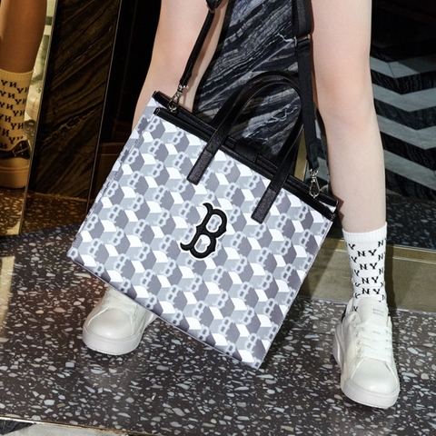 MLB CUBE MONOGRAM MEDIUM TOTE CROSSBODY BAG BOSTON RED SOX - Túi đeo chéo, quai xách, màu xám
