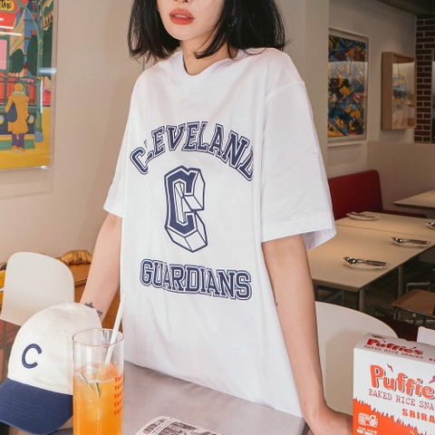 ÁO THUN MLB VARSITY OVERFIT SHORT SLEEVE T-SHIRT CLEVELAND GUARDIANS 3ATSV0233-45WHS MÀU TRẮNG