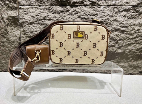 MLB DIA MONOGRAM B BOSTON BEIGE CROSS BAG - Túi đeo chéo màu be