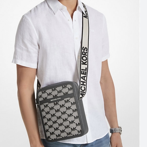 Túi MK Michael Kors Cooper Logo Jacquard Flight Bag Black - Túi đeo chéo nam/nữ màu xám đen