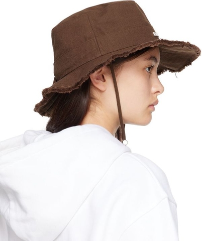 MŨ JACQUEMUS LE BOB ARTICHAUT BROWN - LES CLASSIQUES - BUCKET HAT