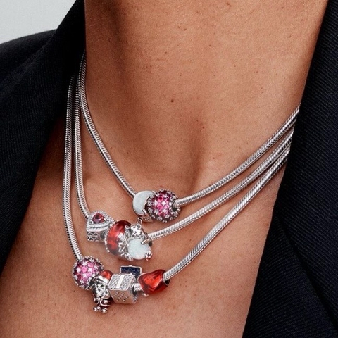 PANDORA Polar Bear Charm (Sterling silver, lab-created opal) - Hạt trang trí vòng tay hình gấu bắc cực ôm đá opal nhân tạo, bạc 925
(chỉ gồm hạt Charm - không gồm vòng tay).