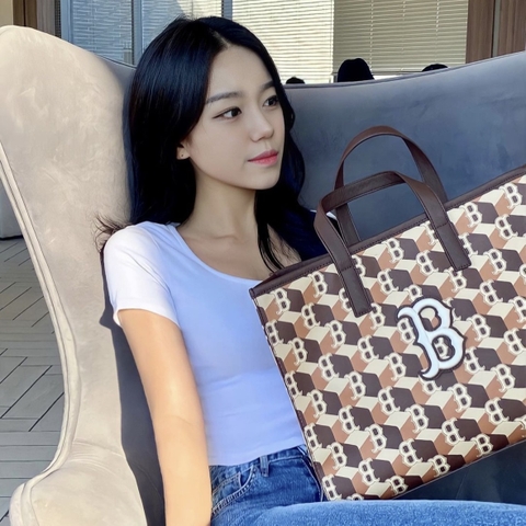 MLB CUBE MONOGRAM MEDIUM TOTE CROSSBODY BAG BOSTON RED SOX - Túi đeo chéo, quai xách, màu nâu cam