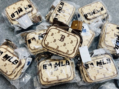 MLB DIA MONOGRAM B BOSTON BEIGE CROSS BAG - Túi đeo chéo màu be