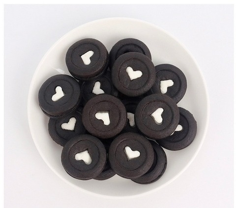 Bánh Quy hình tròn ĐEN có trái tim màu TRẮNG ở giữa (gói 220gam).