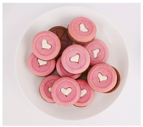 Bánh Quy hình tròn hồng có trái tim trắng ở giữa (gói 220gam).