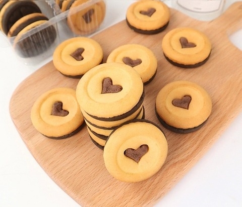 Bánh Quy hình tròn vàng nâu có trái tim màu nâu đậm ở giữa (gói 300gam)