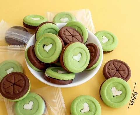 Bánh Quy hình tròn XANH có trái tim màu TRẮNG ở giữa (gói 220gam).