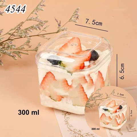 1 Cốc PS vuông nắp bầu trong suốt ( có nắp )