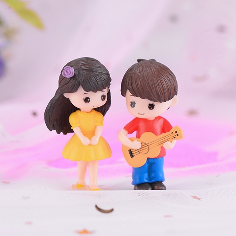 CN-cặp đôi đánh đàn áo đỏ vàng