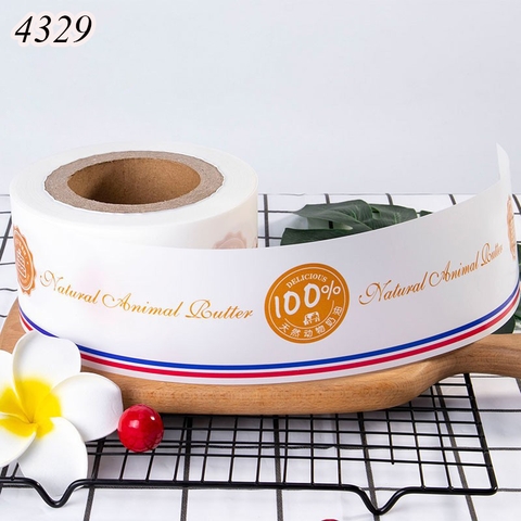 Cuộn mica bọc thành bánh trắng kẻ