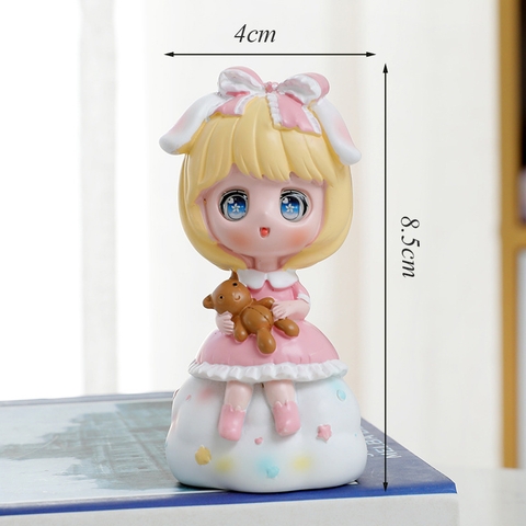 Bé ôm gấu tóc vàng size nhỏ
