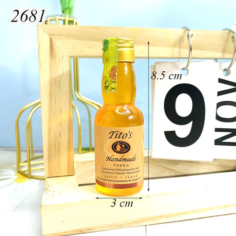 Rượu vodka Tito's vàng (trang trí KHÔNG uống)