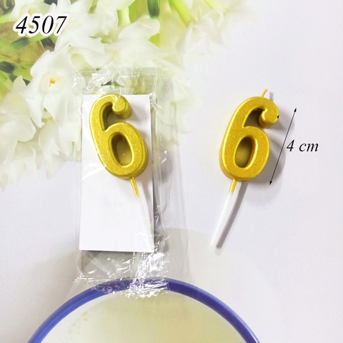 Một Chiếc Nến số 6 vàng