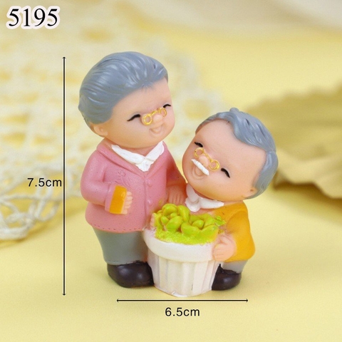 CN-cặp ông bà ôm chậu cây.