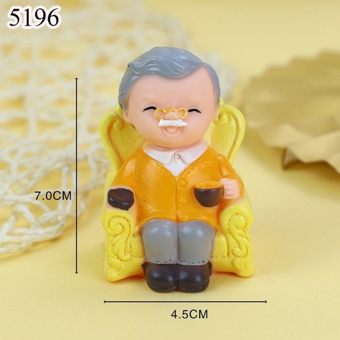 CN-ông ngồi ghế uống trà.