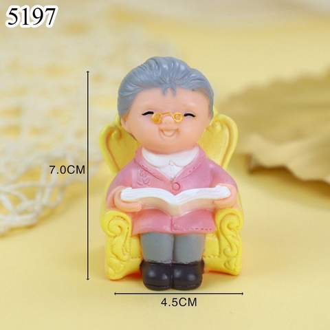 CN-bà ngồi ghế đọc sách.